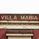 Chiude il prospetto, in alto, la bianca scritta "Villa Maria"